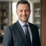 Портрет уверенного специалиста компании Чистая Нева на нейтральном фоне для услуг уборки квартир