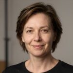 Портрет уверенного бизнесмена компании Чистая Нева на нейтральном фоне для услуг уборки квартир